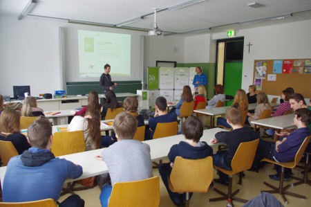 Christoph Starl und Sören Skupien im Gymnasium in Neusiedl